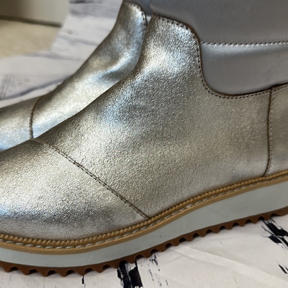 NWT TOMS WOMEN SILVER MAKENNA LEATHER QUILTED RAINBOW FLEECE WINTER SNOW BOOTS 6 - Picture 8 of 10